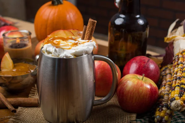 Cidre dans une tasse en acier inoxydable argenté avec décorations d'automne — Photo