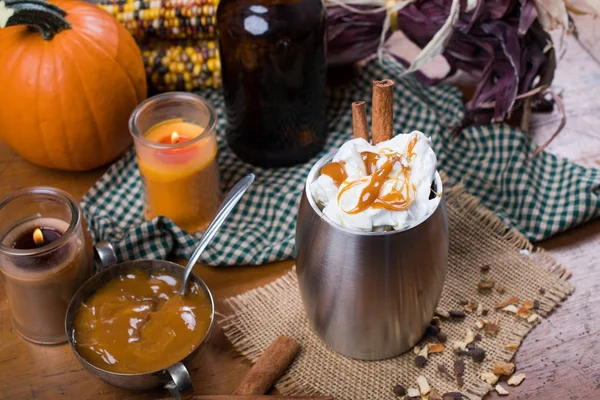 Cidra de abóbora com caramelo e chantilly — Fotografia de Stock