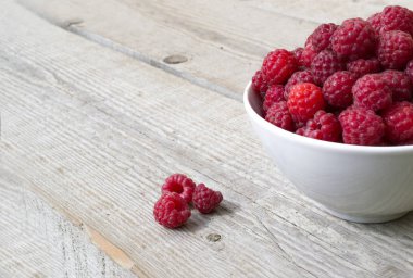 tam kâse sulu olgun ahududu, mükemmel renkli yaz arka plan ağaç doku ile