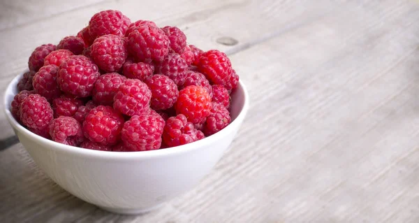 Full Bowl Juicy Ripe Raspberries Perfect Colorful Summer Background Wood — Stock Photo, Image