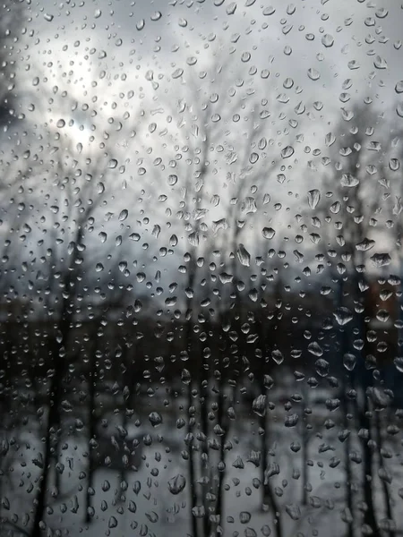 Σταγόνες βροχής στο γυαλί, βροχή το νέο έτος, βροχή με χιόνι, υγρός καιρός, βροχερός καιρός, κατάθλιψη, γκρίζος ουρανός — Φωτογραφία Αρχείου