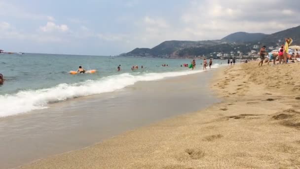 Burgas, Bulgarie - 14 août 2017 : les gens profitent de la mer et du soleil. Beau paysage marin. Magnifique nature Vidéo De Stock Libre De Droits