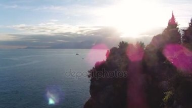 Timelapse. Deniz Manzaralı dağ zemin üzerine, güneş ışınları. Gün batımında güzel deniz manzarası