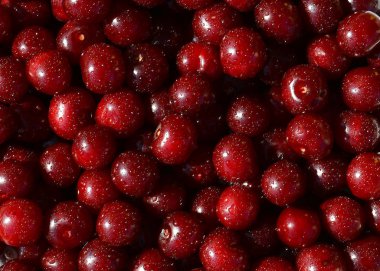 çiğ olarak Olgun Kiraz