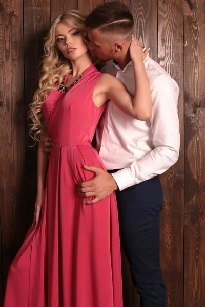 Krásný pár. Nádherná žena s blond vlasy a pohledný muž v elegantním oblečení — Stock fotografie