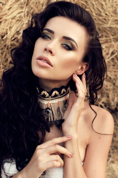 Hermosa mujer con cabello oscuro en ropa casual, posando en la granja —  Fotos de Stock