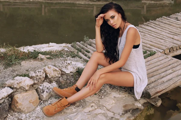 Beautiful woman with dark hair  in casual clothes, posing on farm — Stock Photo, Image