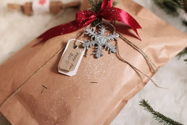 Foto von schönen Weihnachtsgeschenk — Stockfoto