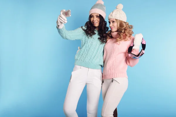 Meninas bonitas com cabelo encaracolado em roupas quentes e aconchegantes de inverno — Fotografia de Stock