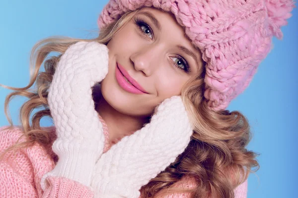 Menina bonita com cabelo encaracolado loiro em roupas quentes e aconchegantes de inverno — Fotografia de Stock