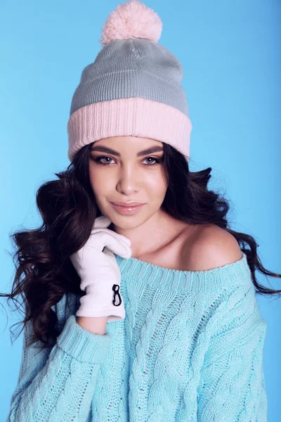 Menina bonita com cabelo escuro em roupas quentes e aconchegantes de inverno — Fotografia de Stock