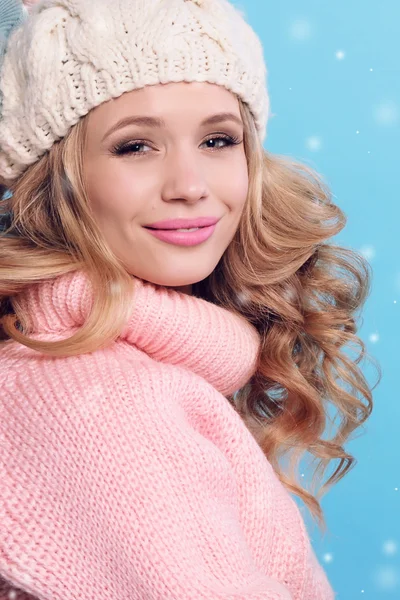 Hermosa chica con pelo rubio rizado en ropa de invierno acogedor cálido — Foto de Stock