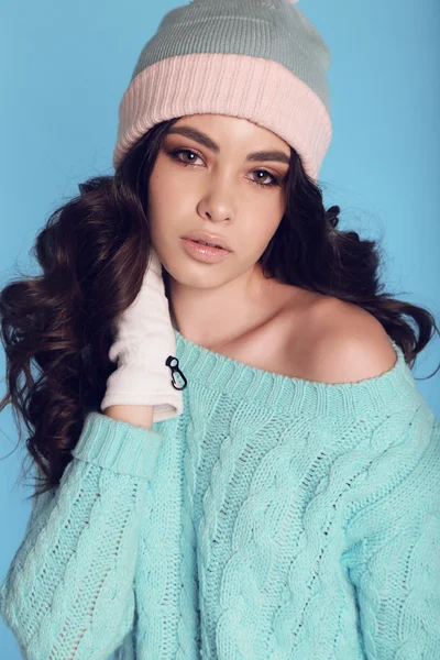 Menina bonita com cabelo escuro em roupas quentes e aconchegantes de inverno — Fotografia de Stock