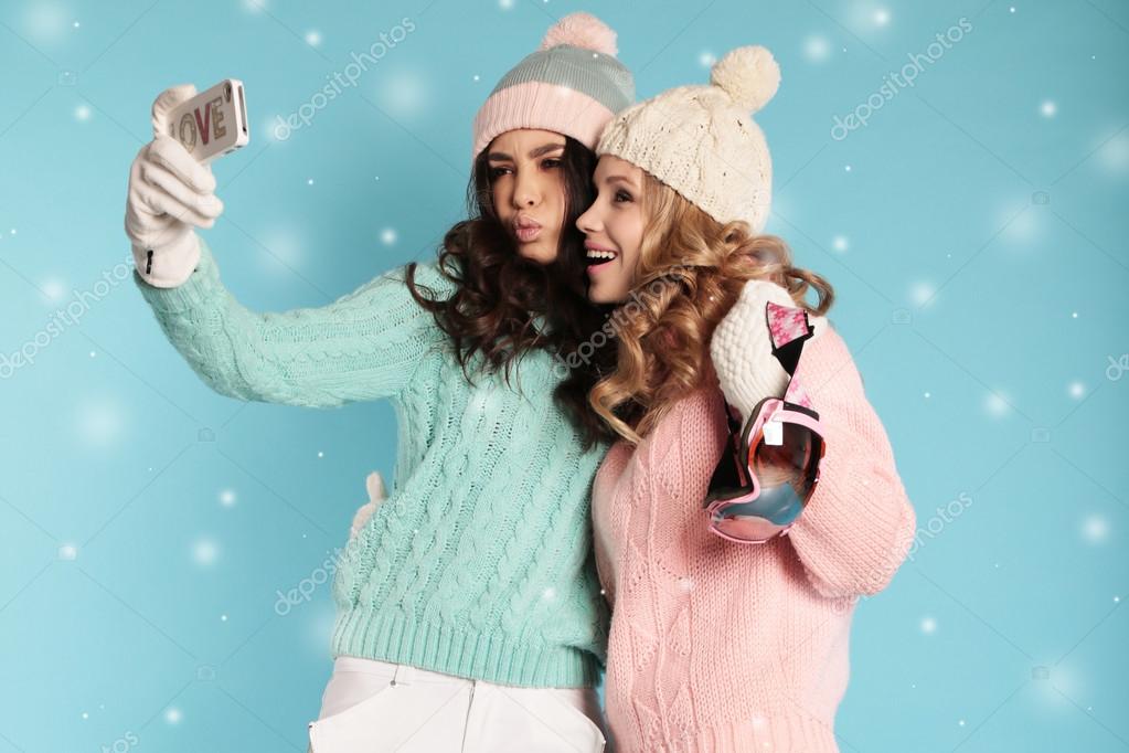 Девушка в пуховике. Как сделать зимнюю одежду. Как сделать зимнюю одежду. Две подруги зимой. Как сделать зимнюю одежду.