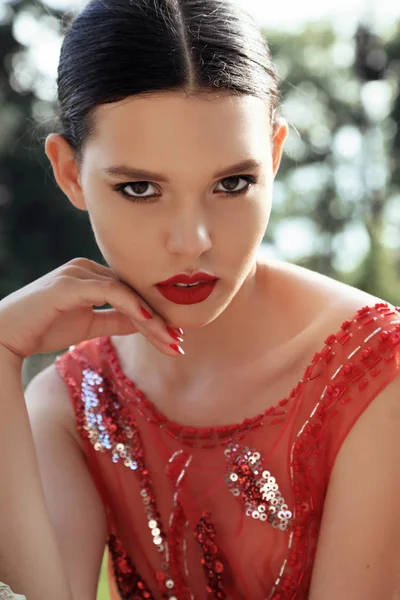 Hermosa novia joven con cabello oscuro en vestido de novia rojo elegante —  Fotos de Stock