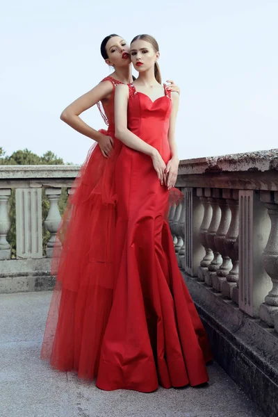 Lindas mulheres jovens com cabelo escuro em vestido vermelho elegante — Fotografia de Stock