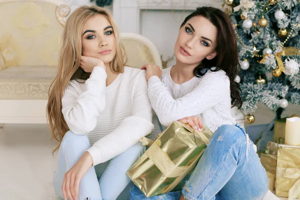 Meninas bonitas em roupas acolhedoras em casa celebrando Ano Novo holida — Fotografia de Stock