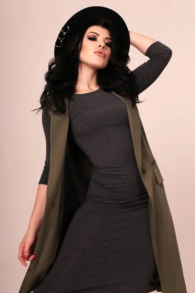 Πανέμορφη γυναίκα με σκούρα μαλλιά σε κομψά ρούχα — Φωτογραφία Αρχείου