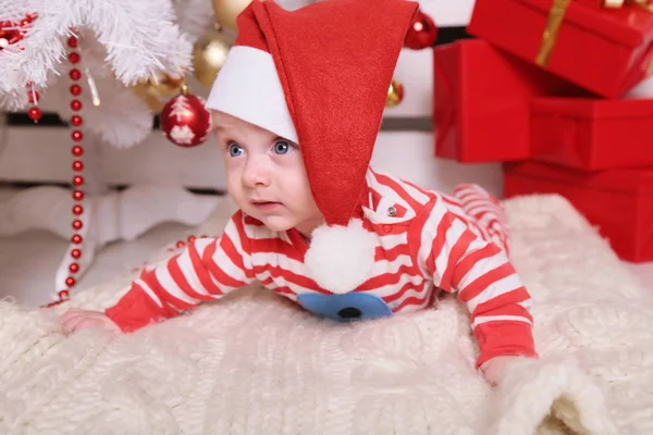 Lindo bebé de Santa en casa acogedora con decoración de Año Nuevo — Foto de Stock