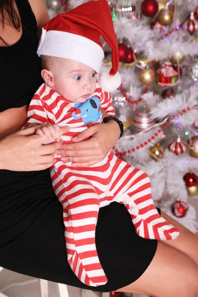 Lindo bebé de Santa en casa acogedora con decoración de Año Nuevo — Foto de Stock