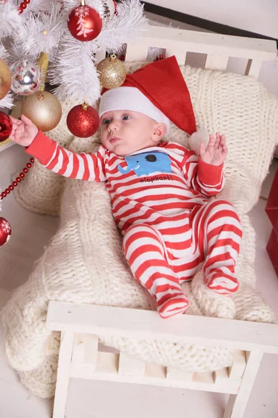 Bonito pequeno Papai Noel bebê no aconchegante casa com decoração de Ano Novo — Fotografia de Stock
