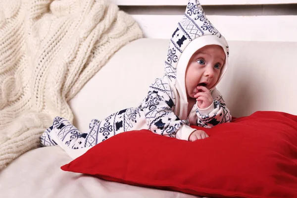 Słodkie małe dziecko w ciepłe przytulne ubrania — Zdjęcie stockowe