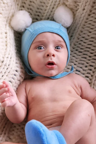 Χαριτωμένο μικρό μωρό σε ζεστά ζεστά ρούχα — Φωτογραφία Αρχείου