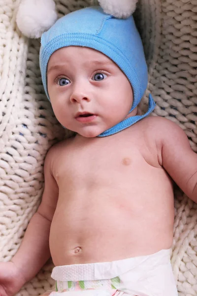 Χαριτωμένο μικρό μωρό σε ζεστά ζεστά ρούχα — Φωτογραφία Αρχείου