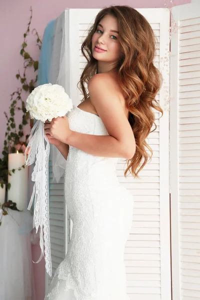 Bella ragazza con i capelli scuri, facendo la preparazione nel suo matrimonio — Foto Stock