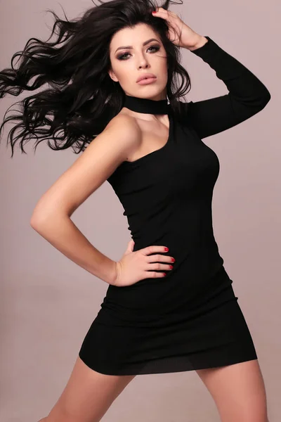 Πανέμορφη σέξι γυναίκα με πολυτελές σκούρα μαλλιά σε κομψά ρούχα — Φωτογραφία Αρχείου