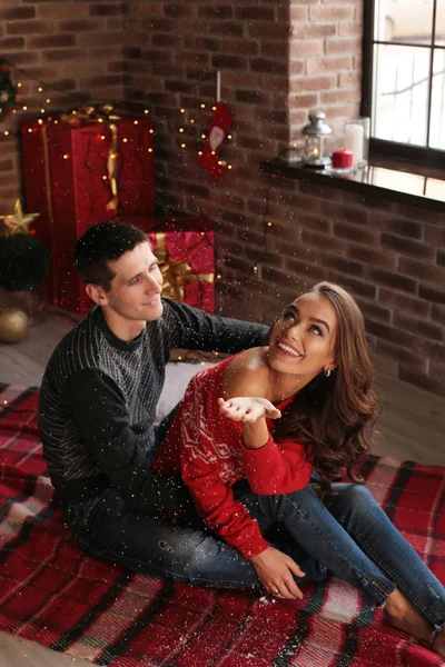 Kerst foto van mooie tedere paar, in gezellige kleren cele — Stockfoto