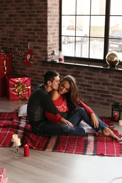 Fotografie de Crăciun de cuplu frumos, în haine confortabile cele — Fotografie, imagine de stoc