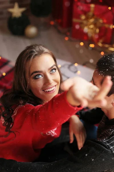 Kerst foto van mooie vrouw met donker haar in gezellige huis c — Stockfoto