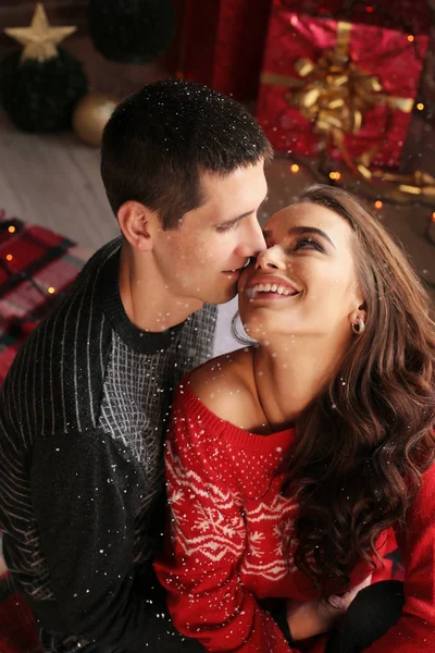 Fotografie de Crăciun de cuplu frumos, în haine confortabile cele — Fotografie, imagine de stoc