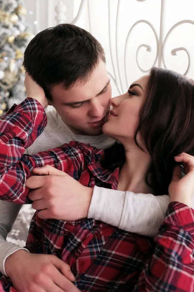 Concurso casal em aconchegante casa roupas posando becide árvore de Natal — Fotografia de Stock