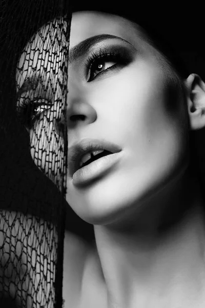 黒い髪とゴージャスな官能的な女性の肖像画 — ストック写真