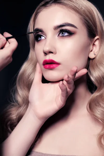 Wunderschöne junge Frau mit blonden Haaren, Make-up — Stockfoto
