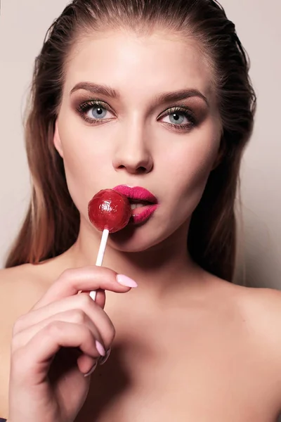 Bela jovem mulher com cabelo escuro com doces — Fotografia de Stock