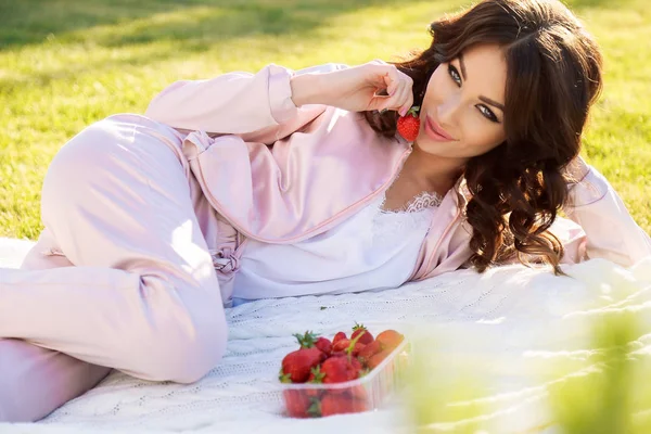 Красивая девушка с темными волосами расслабляющий летом пикник, едят — стоковое фото