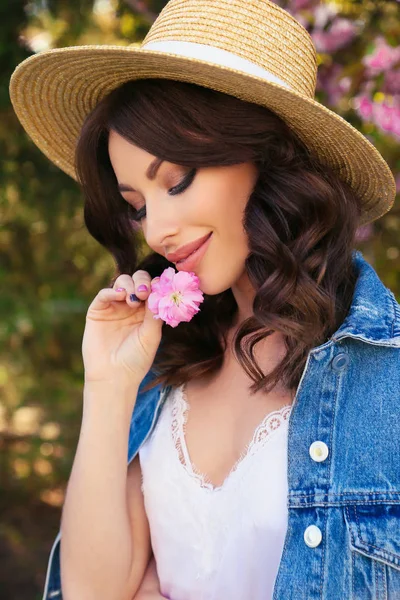 Zarif kıyafeti bahar çiçeği bahçe içinde poz güzel kız — Stok fotoğraf