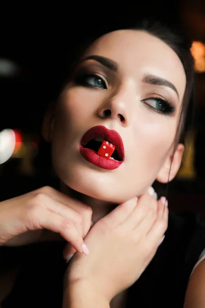 Piękna dziewczyna, ciemne włosy i jasne czerwone usta makijaż, holdin — Zdjęcie stockowe