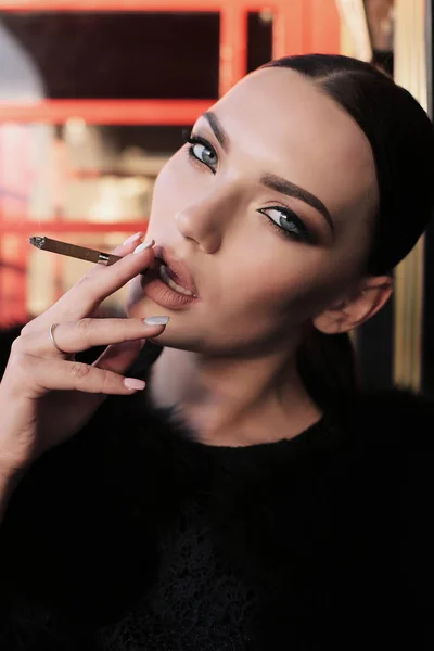 Femeie sexy superba cu par inchis la culoare in tinuta eleganta fumat tigara — Fotografie, imagine de stoc