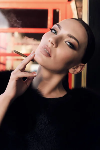 Femeie sexy superba cu par inchis la culoare in tinuta eleganta fumat tigara — Fotografie, imagine de stoc
