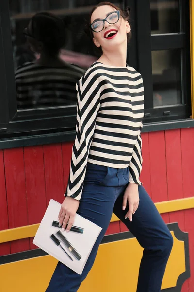 Gorgeous young woman with dark hair in casual clothes wears glas — Stock Photo, Image