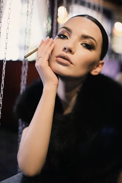 Gorgeous sexy woman with dark hair in elegant outfit smoking cig — Stock Photo, Image