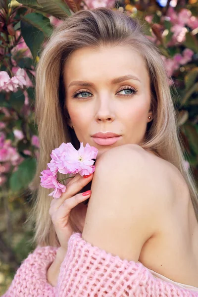 Schöne sexy Frau mit blonden Haaren posiert im Sommer blühen ga — Stockfoto