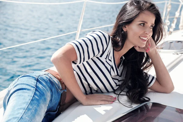 Szép nő, sötét haj pihentető a yacht nyílt tengeren — Stock Fotó