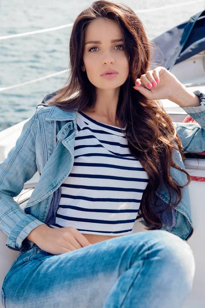 Bela mulher com cabelo escuro relaxante no iate em mar aberto — Fotografia de Stock