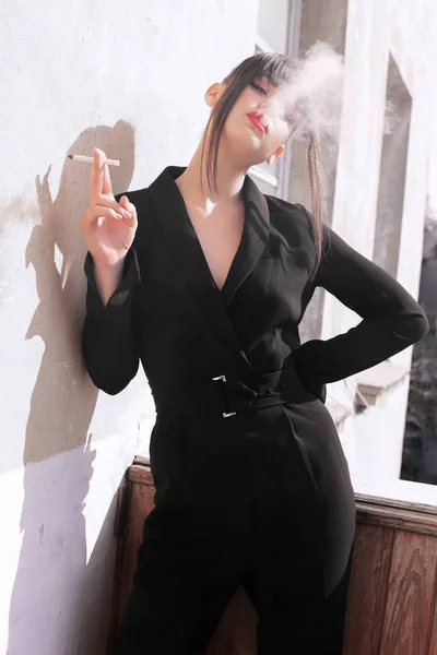 Великолепная женщина с темными волосами в элегантной одежде позирует на studi — стоковое фото