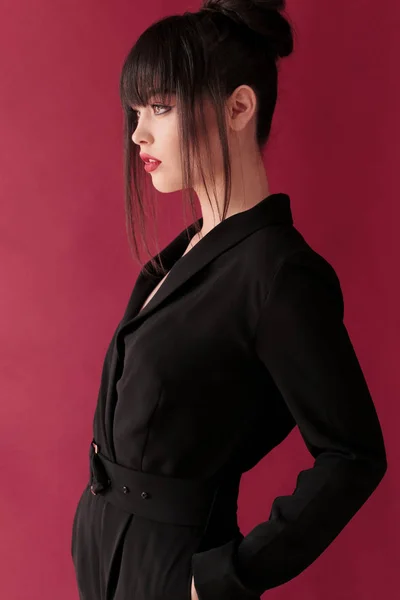 Великолепная женщина с темными волосами в элегантной одежде позирует на studi — стоковое фото